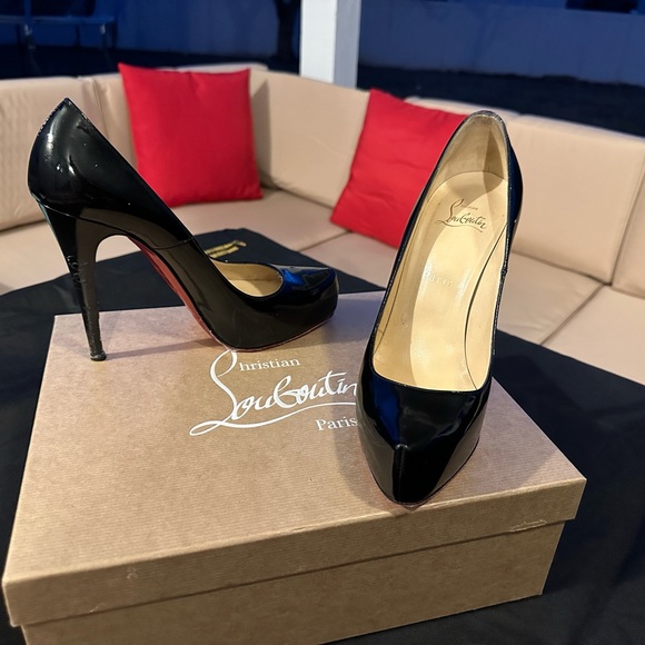 Christian Louboutin - Picture 6 of 9